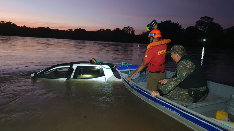 Carro Mergulha Em Rio Motorista Pede Socorro E Desaparece Nas Guas