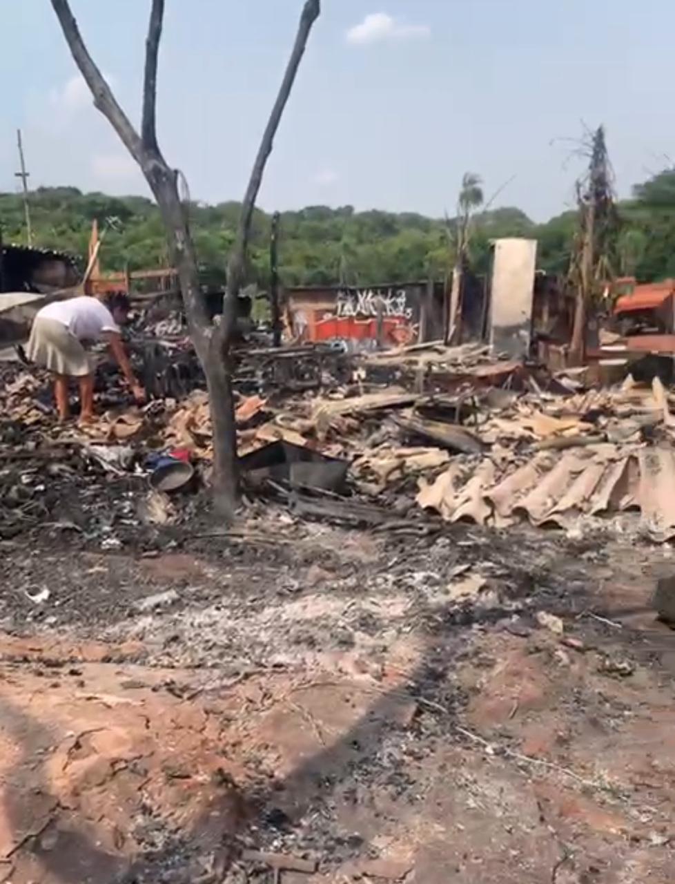 Vídeo: incêndio deixou rastro de destruição na comunidade do Mandela; moradores precisam de água e doações; veja como ajudar