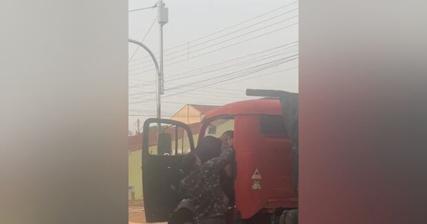 Vídeo: militar do Exército é flagrado agredindo motorista após discussão de trânsito em Campo Grande 