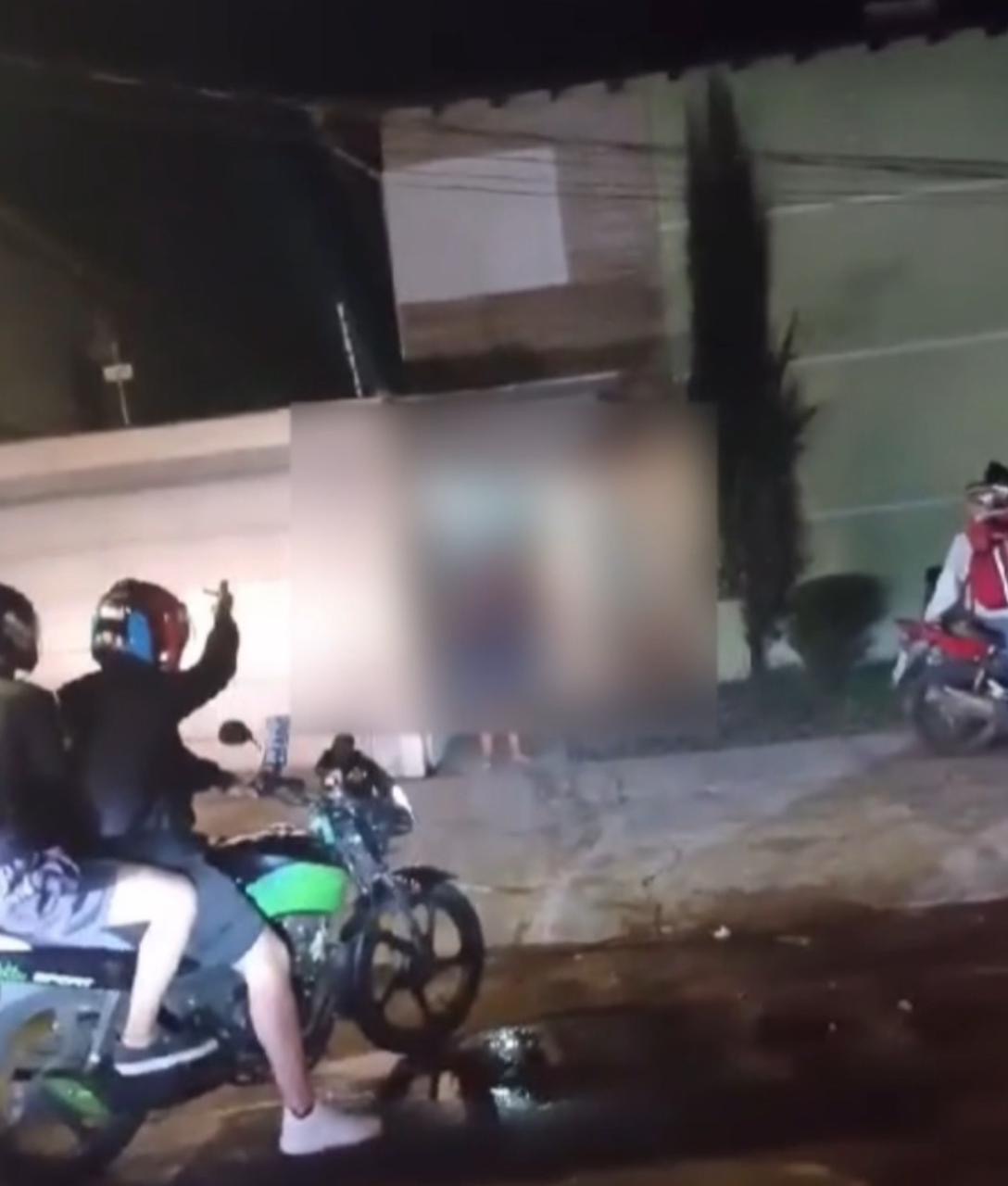 Vídeo: cliente joga bag e comandas de moto entregador após atraso e “ganha” buzinaço no Carandá