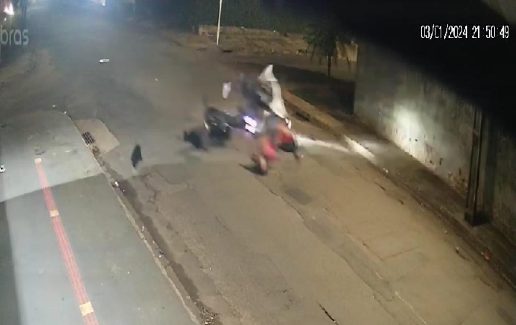 Imagens fortes: motos colidem e vítima ainda tem bolsa furtada na Nhá-nhá 