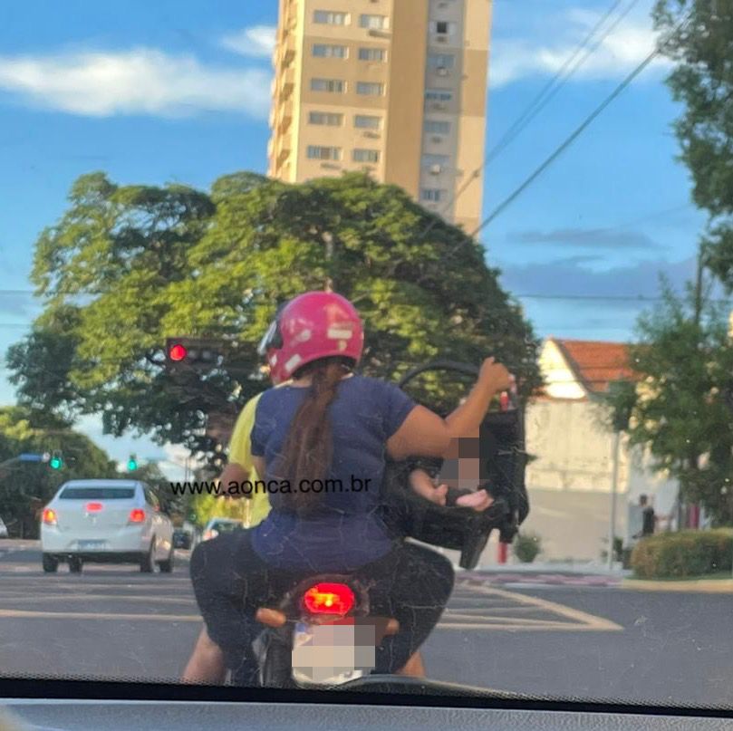 Bebê ‘carregado’ em moto gera revolta em motorista