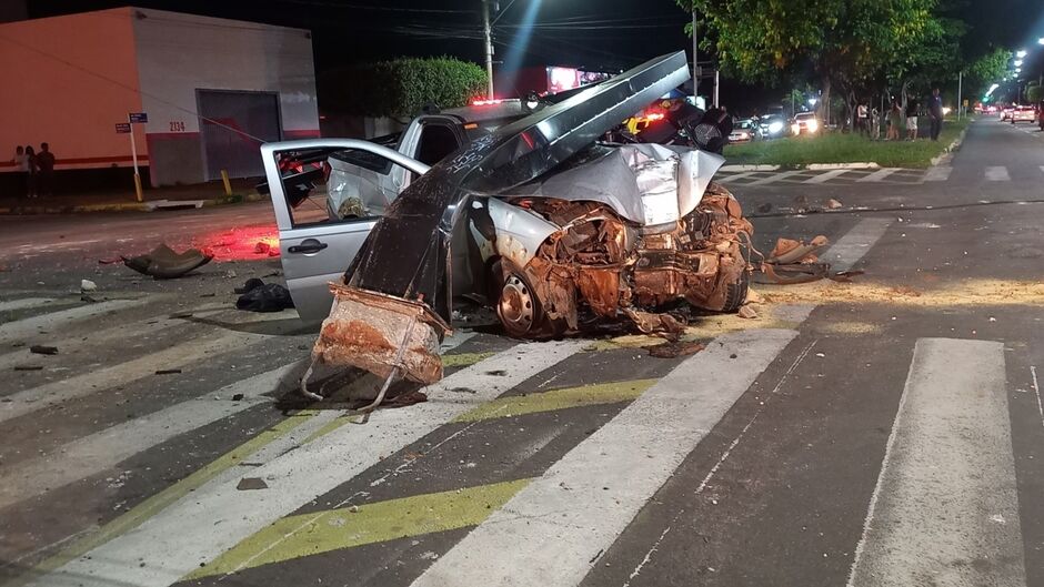 Acidente em Três Lagoas deixa motorista preso às ferragens e duas pessoas feridas