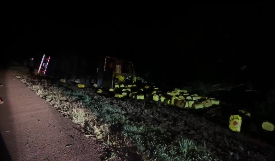 Carreta com defensivos agrícolas tomba na BR-163 em Rio Brilhante