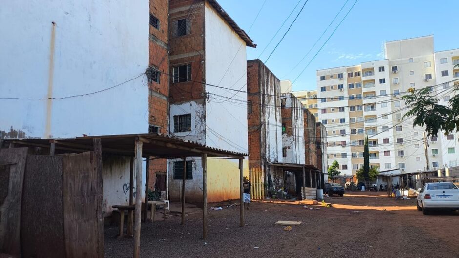 Jovem é socorrida após queda de apartamento no Residencial Atenas, em Campo Grande