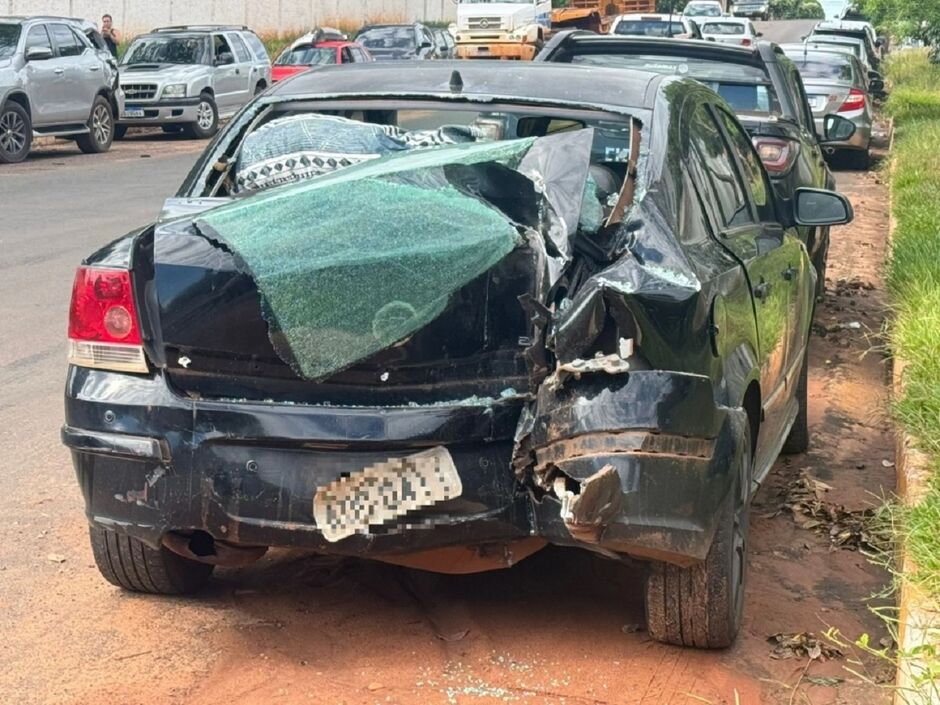 Mulher furta carro e colide com escritório de posto de combustível em Nova Andradina