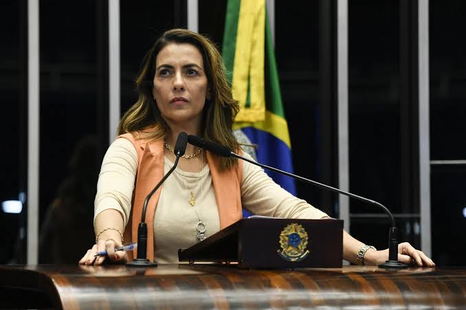 Chamada de “desgraça”, Soraya ironiza Bolsonaro e diz que teve coragem de “desmascarar o mito”