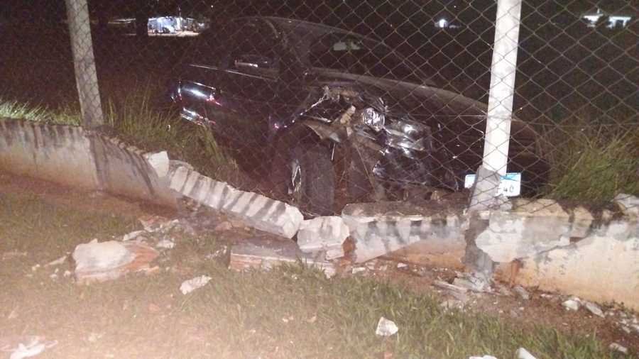 Motorista perde controle de veículo e colide em alambrado em Nova Andradina