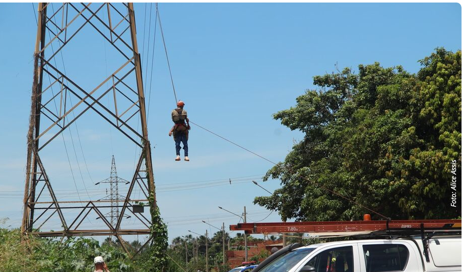 Corpo de Bombeiros resgatam homem que subiu em torre de energia no Jardim Aquarius