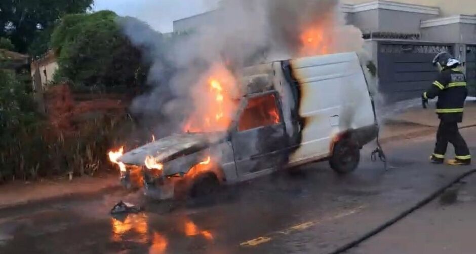 Carro é destruído por incêndio após pane elétrica em Três Lagoas