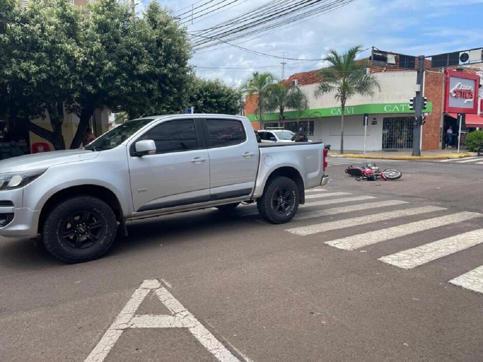 Acidente entre moto e caminhonete deixa motociclista ferido em Três Lagoas