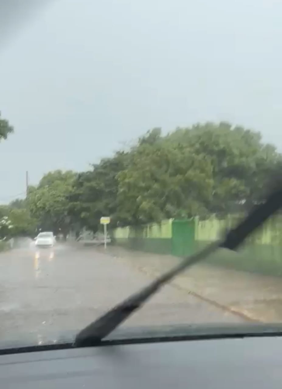 Tempestade forte assusta comerciantes e deixa rastro de destruição em Campo Grande