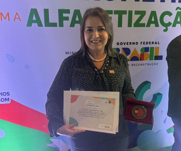 É ouro: prefeita Adriane recebe prêmio nacional por investimentos na Educação