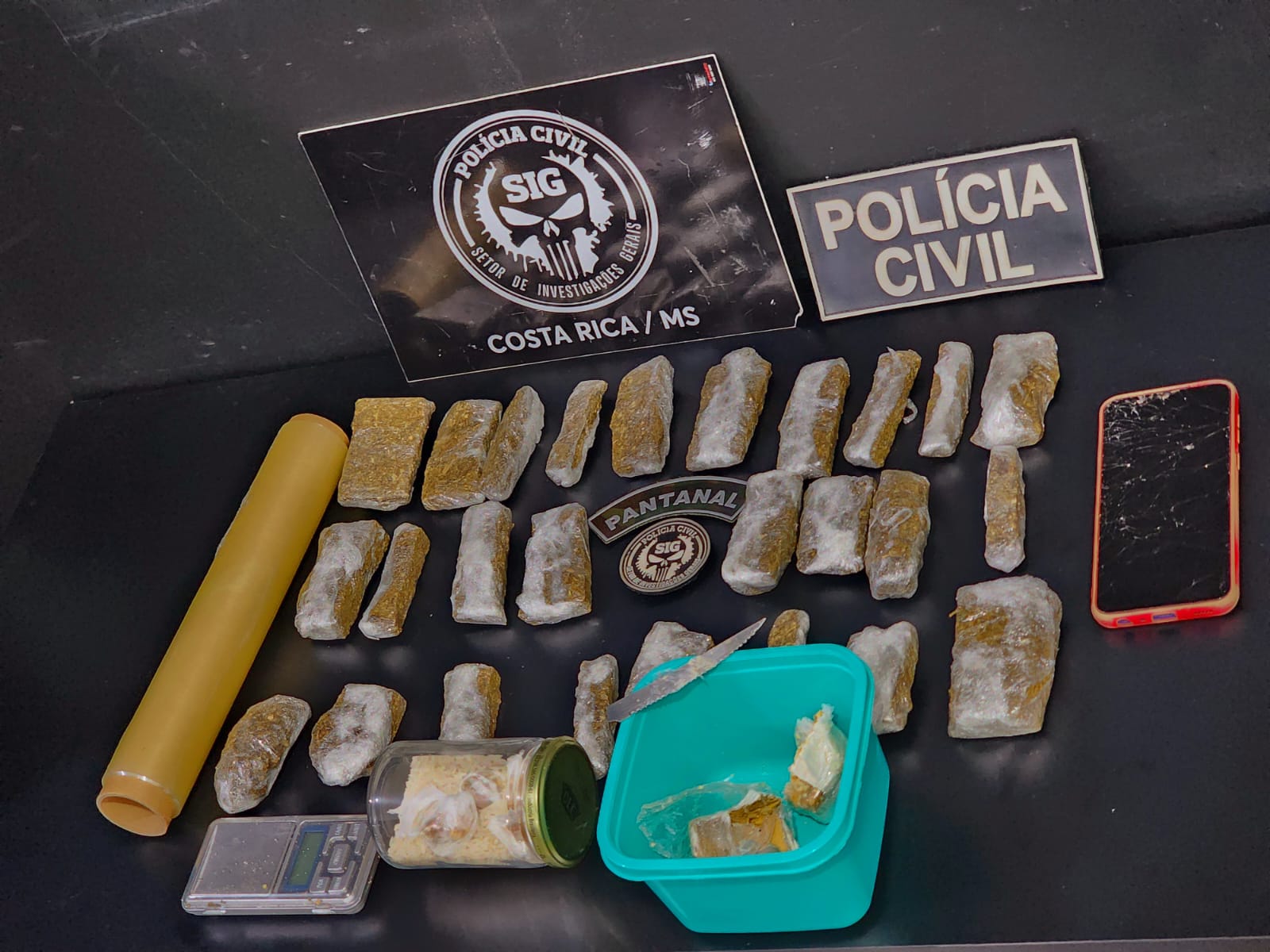 Dois são presos suspeitos de tráfico de drogas durante ação de repressão em Costa Rica