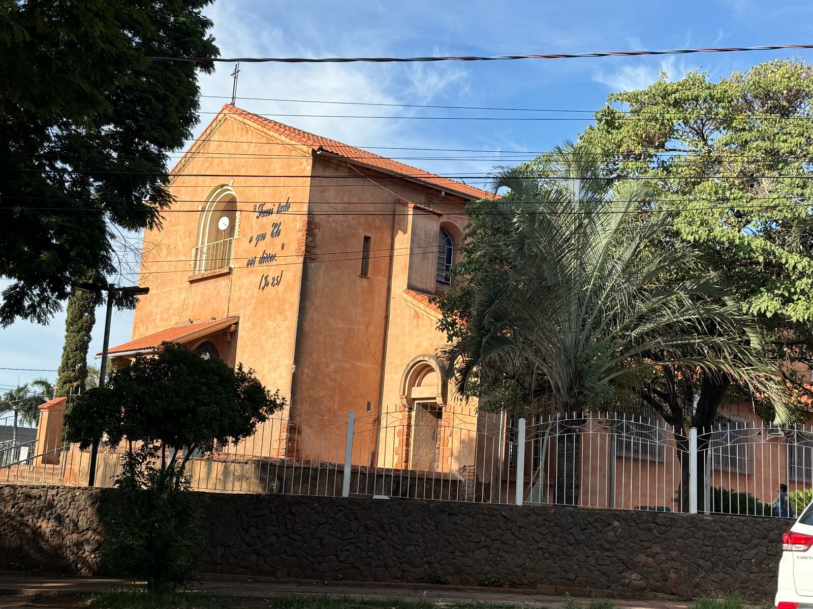 Homem leva facada, corre para igreja e morre em escadaria 