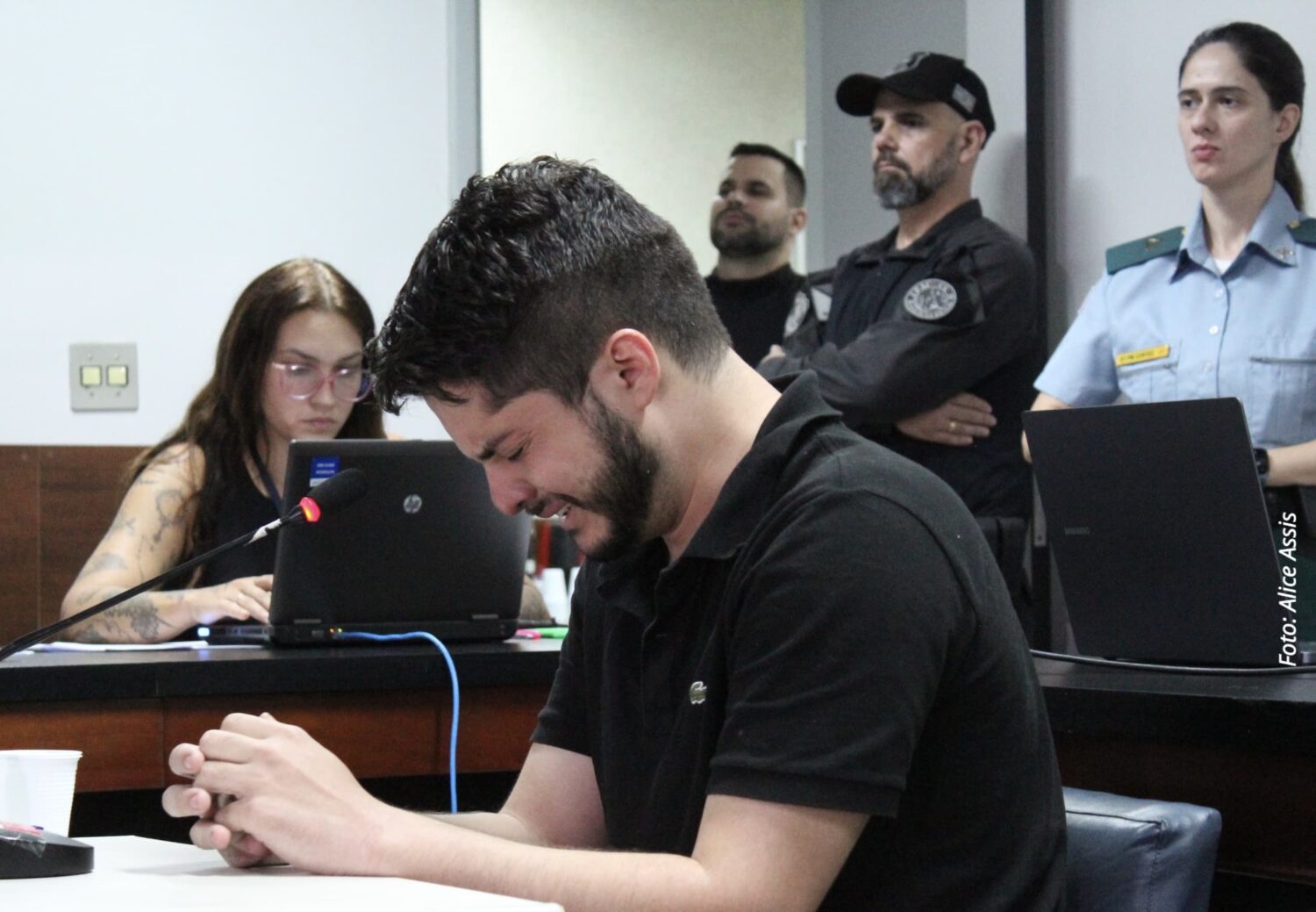 Vídeo: Estudante de medicina que matou Dani chora em audiência e defesa diz que “está sendo ameaçado”