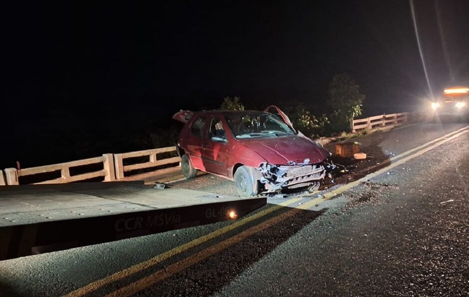 Mulher morre após ser arremessada de carro durante acidente em Rio Brilhante