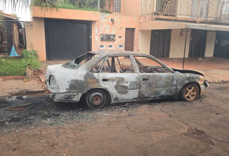 Incêndio destrói carro na Vila Áurea em Ponta Porã