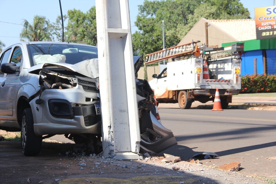 Motorista fica ferida após colidir com poste no Carandá Bosque, em Campo Grande