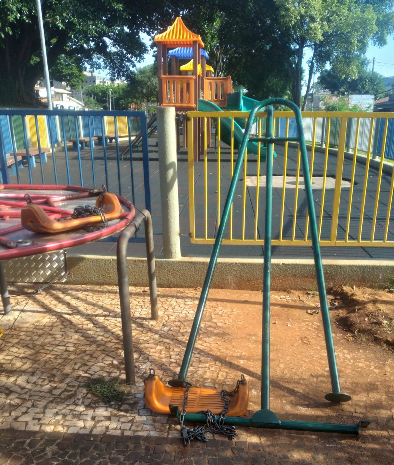 Balanço furtado é devolvido e reinstalado no playground da Orla Morena