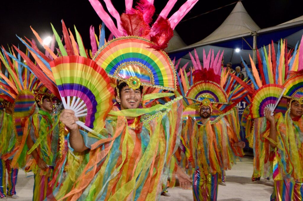 Escolas de Samba de Campo Grande encantam público na estreia dos desfiles