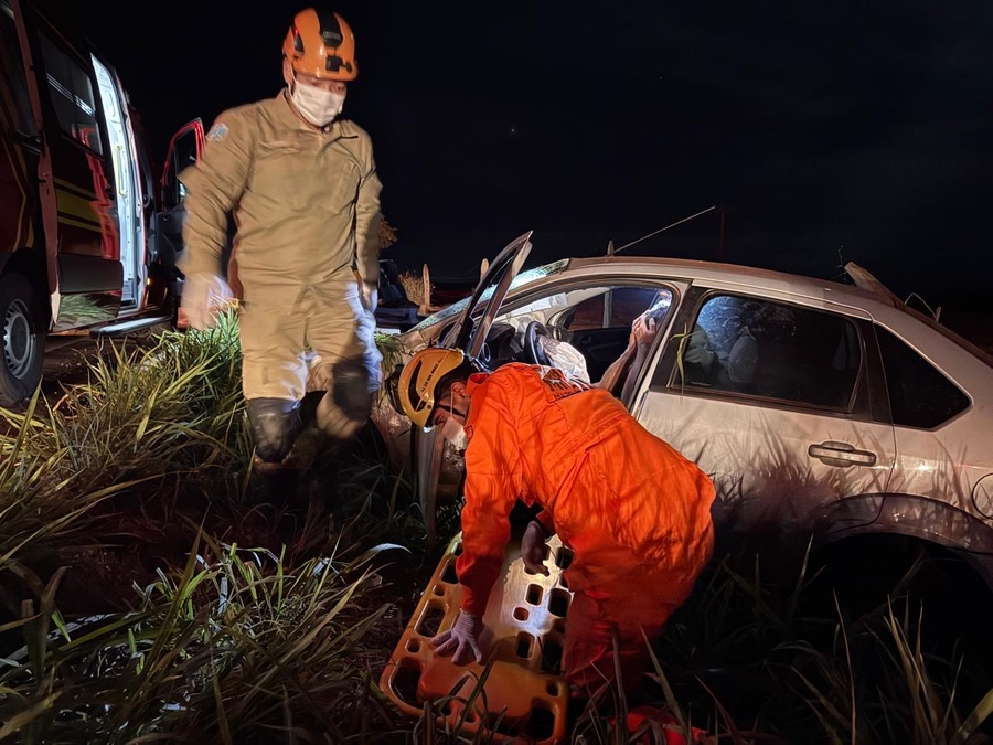 Motorista perde o controle e carro cai em valeta na MS-134