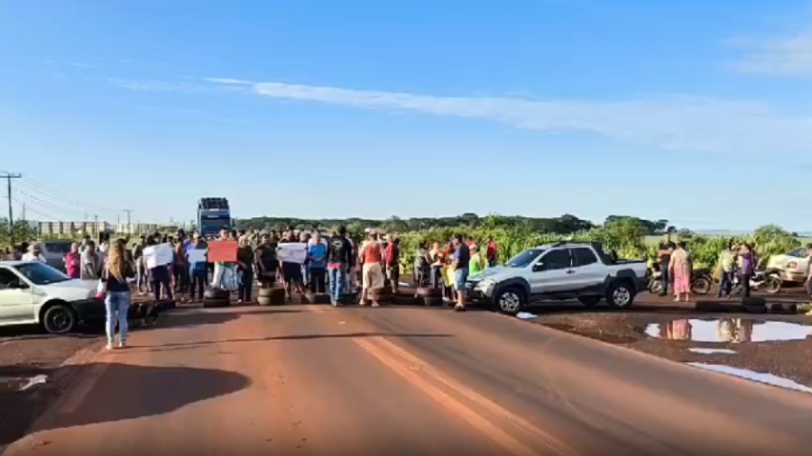 Moradores fecham BR-163 em Dourados  em protesto por segurança