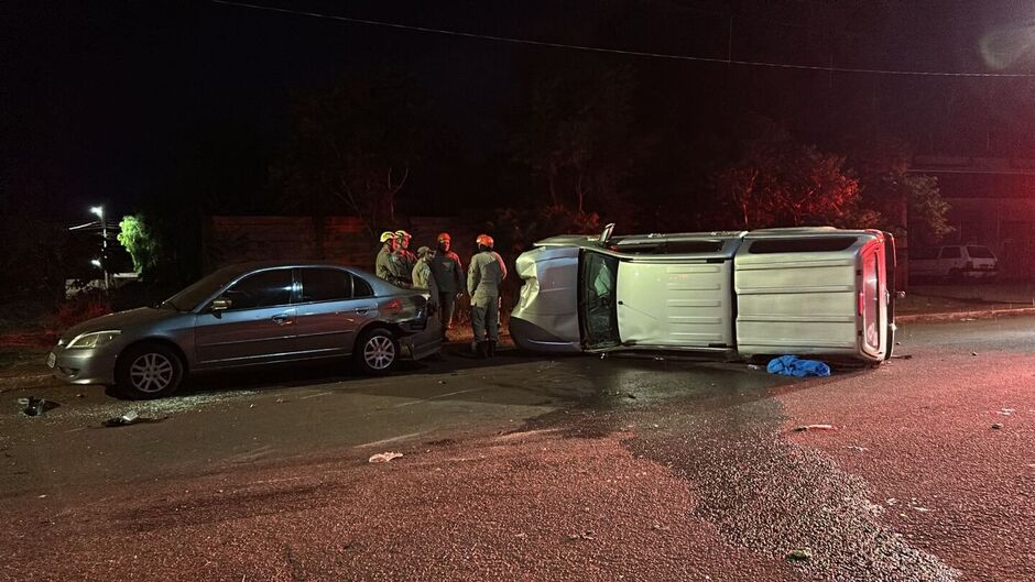 Motorista bêbado causa acidente em série e tomba caminhonete em Campo Grande